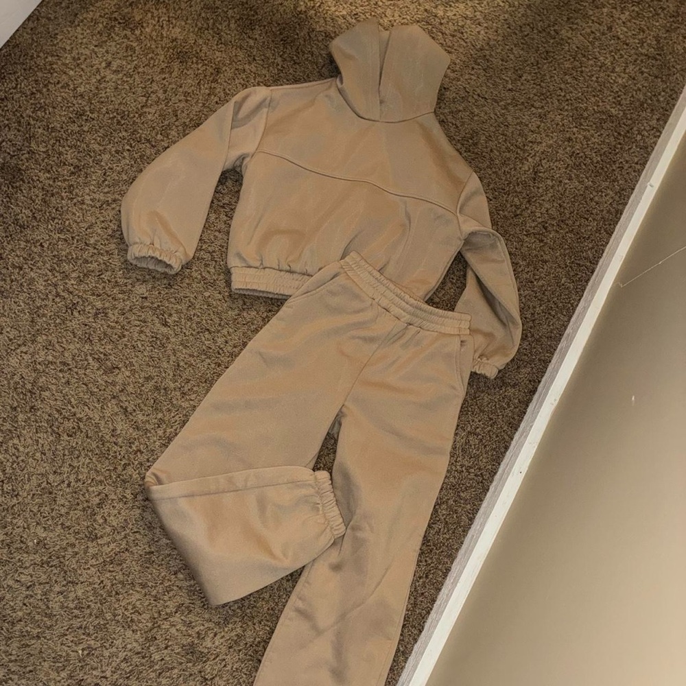 UUE Beige Sweatshirt & Joggers Set